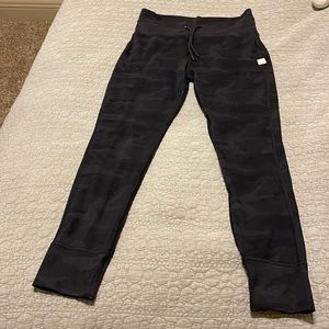 Vuori Black Camo Daily Leggings, women’s, medium